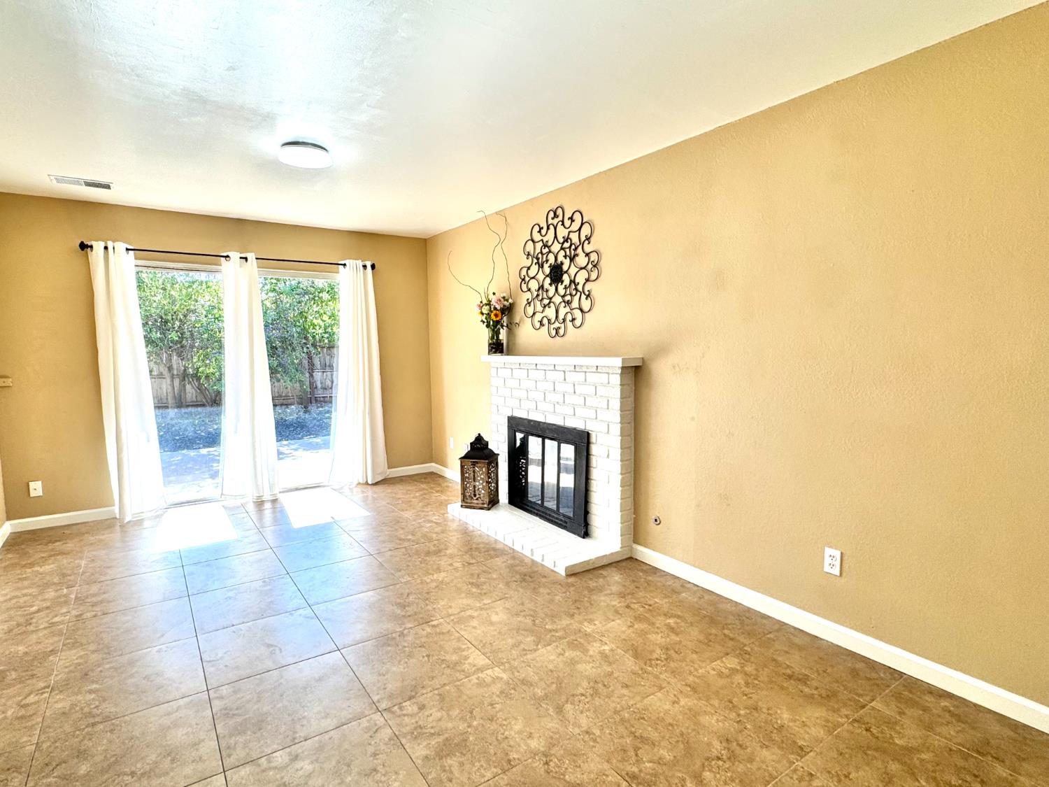 Detail Gallery Image 7 of 24 For 1813 Murrietta Ln, Modesto,  CA 95355 - 3 Beds | 2 Baths