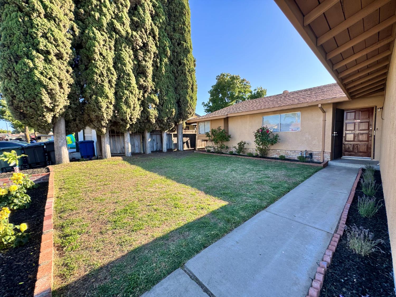 Detail Gallery Image 2 of 24 For 1813 Murrietta Ln, Modesto,  CA 95355 - 3 Beds | 2 Baths