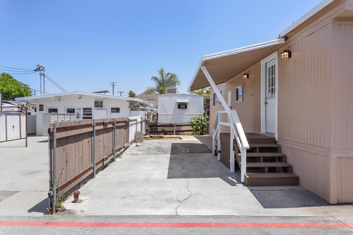 Detail Gallery Image 3 of 17 For 555 Mclaughlin Avenue 42, San Jose,  CA 95116 - 1 Beds | 1 Baths