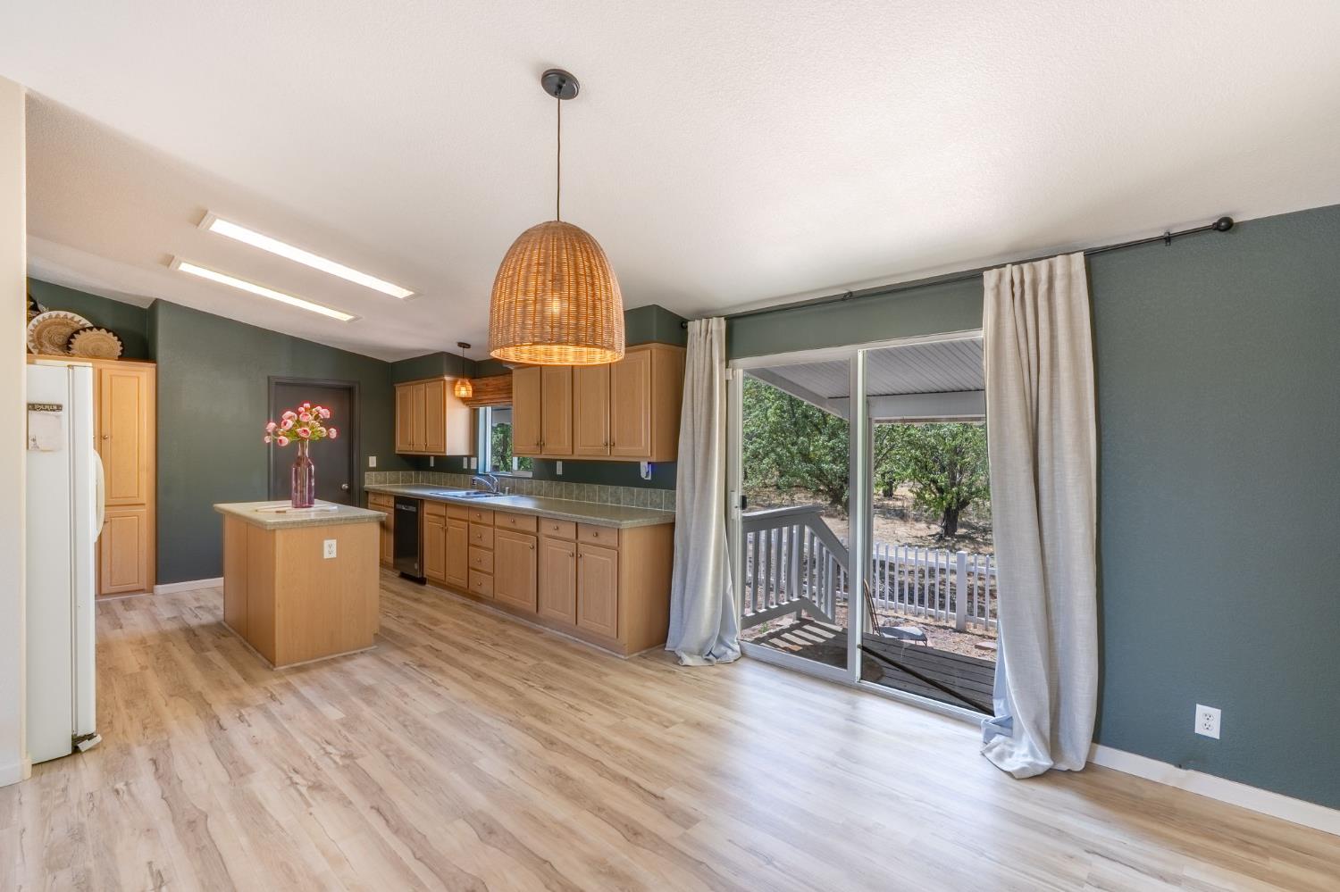 Detail Gallery Image 6 of 11 For 1112 Ladd Rd, Modesto,  CA 95356 - 3 Beds | 2 Baths
