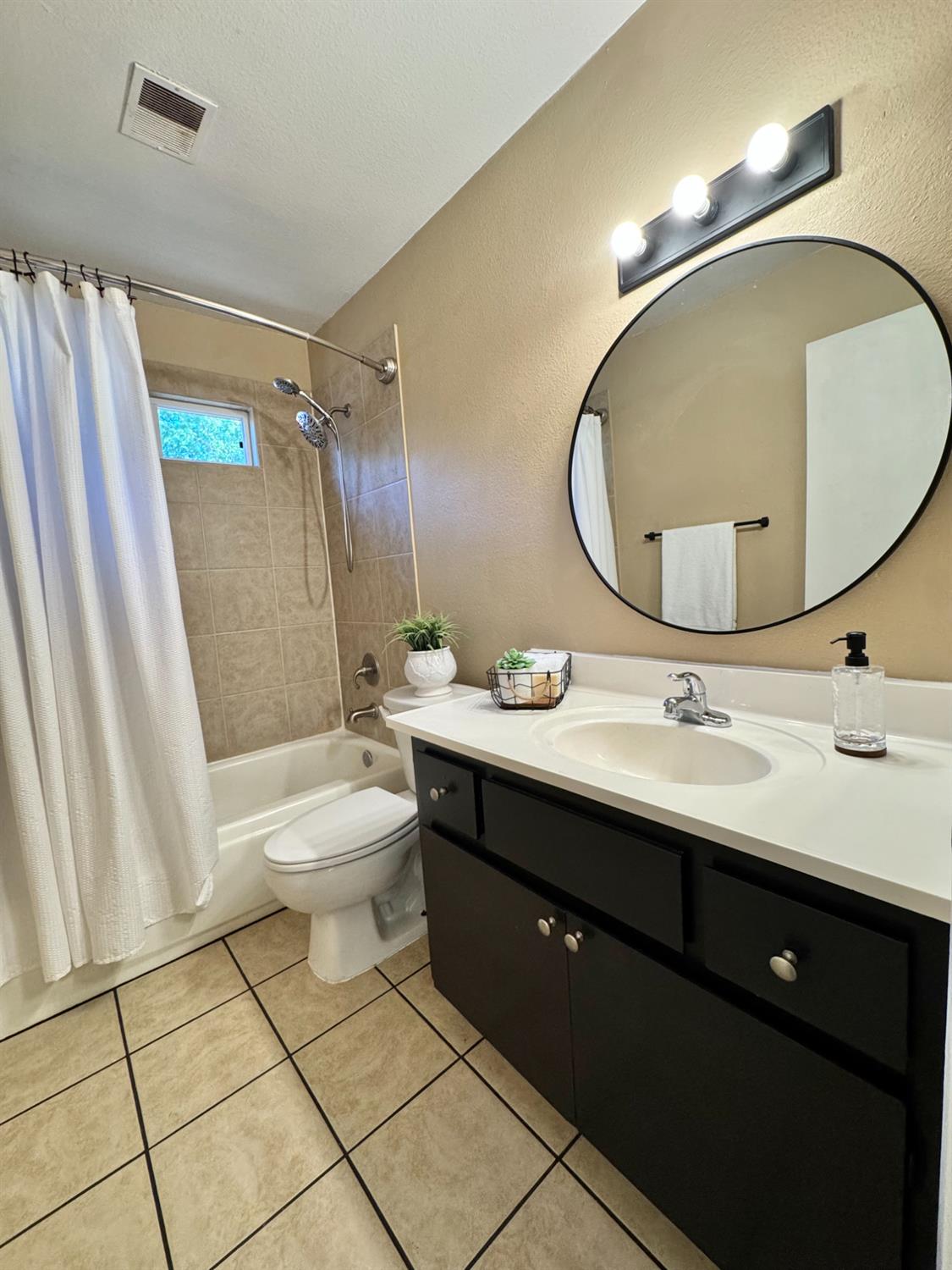 Detail Gallery Image 12 of 24 For 1813 Murrietta Ln, Modesto,  CA 95355 - 3 Beds | 2 Baths