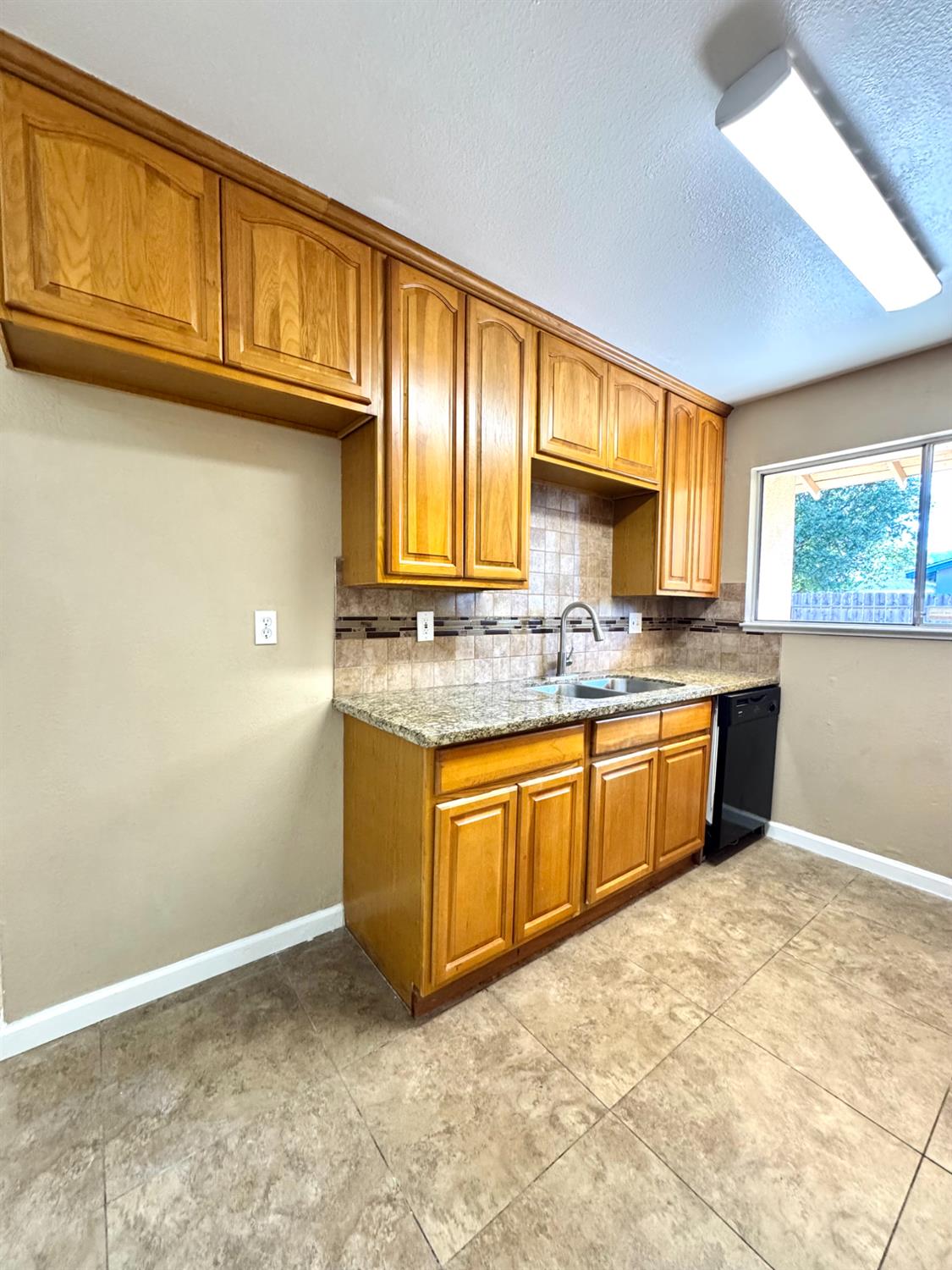 Detail Gallery Image 11 of 24 For 1813 Murrietta Ln, Modesto,  CA 95355 - 3 Beds | 2 Baths