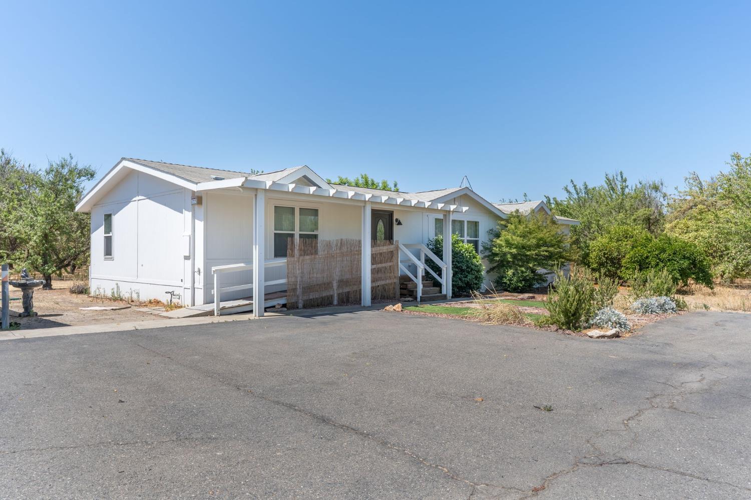 Detail Gallery Image 2 of 11 For 1112 Ladd Rd, Modesto,  CA 95356 - 3 Beds | 2 Baths