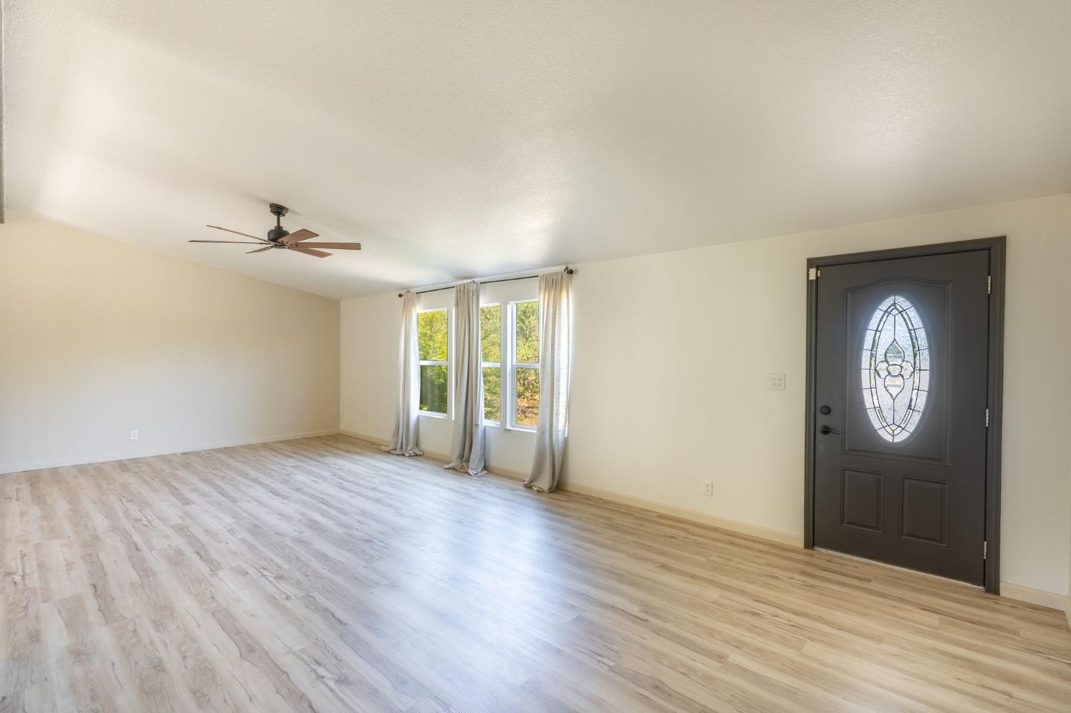 Detail Gallery Image 3 of 11 For 1112 Ladd Rd, Modesto,  CA 95356 - 3 Beds | 2 Baths
