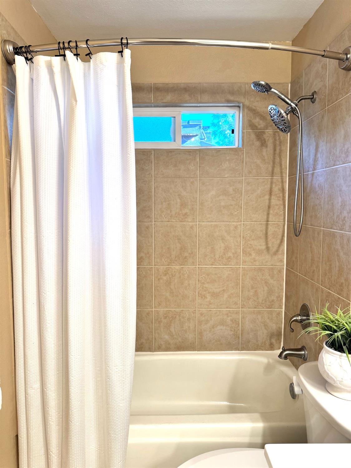 Detail Gallery Image 13 of 24 For 1813 Murrietta Ln, Modesto,  CA 95355 - 3 Beds | 2 Baths