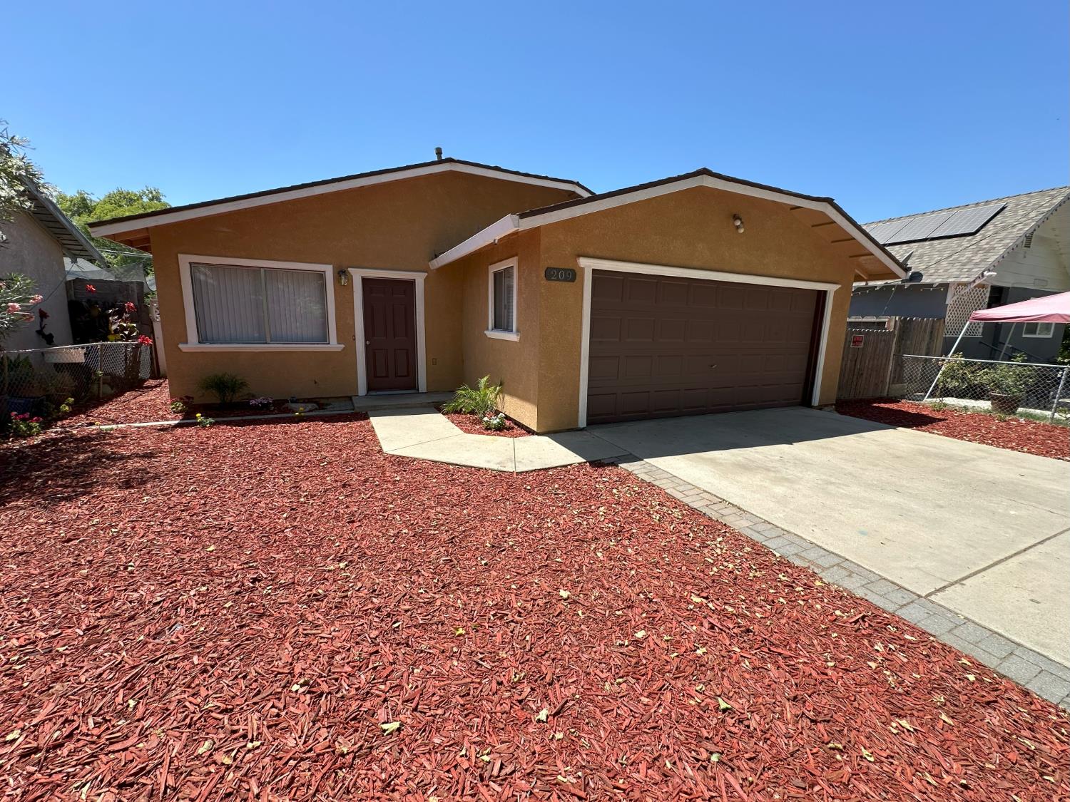 Detail Gallery Image 1 of 31 For 209 Pine St, Modesto,  CA 95351 - 3 Beds | 2 Baths
