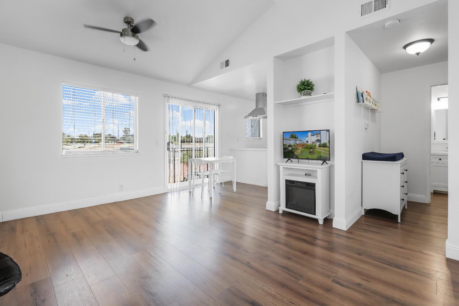 Detail Gallery Image 4 of 20 For 445 Almond Dr #106,  Lodi,  CA 95240 - 1 Beds | 1 Baths