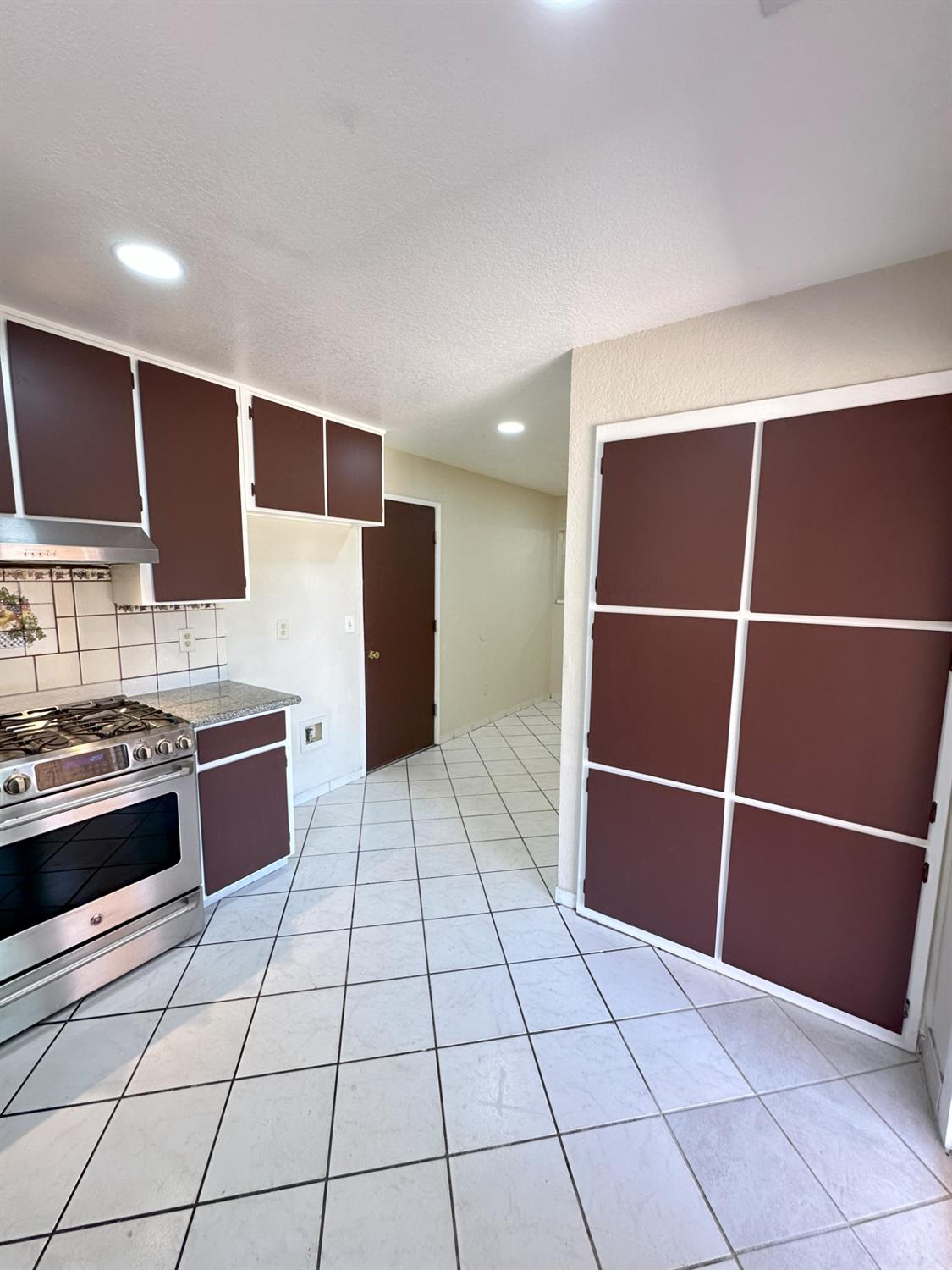 Detail Gallery Image 11 of 31 For 209 Pine St, Modesto,  CA 95351 - 3 Beds | 2 Baths