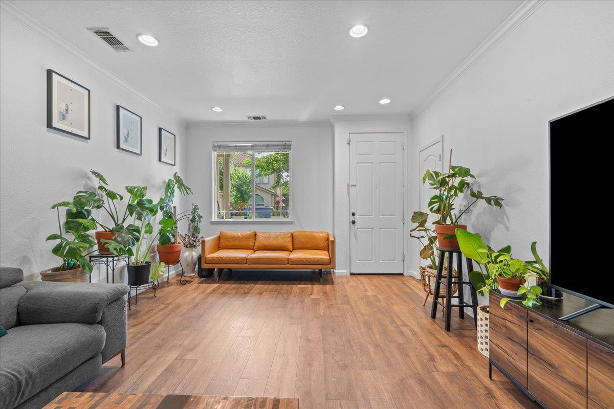 Detail Gallery Image 5 of 34 For 3019 Sweet Lilac Way, Stockton,  CA 95209 - 4 Beds | 2/1 Baths