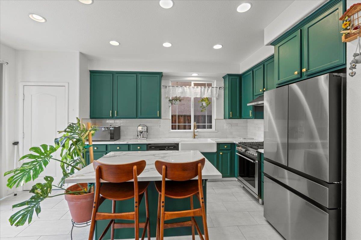 Detail Gallery Image 10 of 34 For 3019 Sweet Lilac Way, Stockton,  CA 95209 - 4 Beds | 2/1 Baths