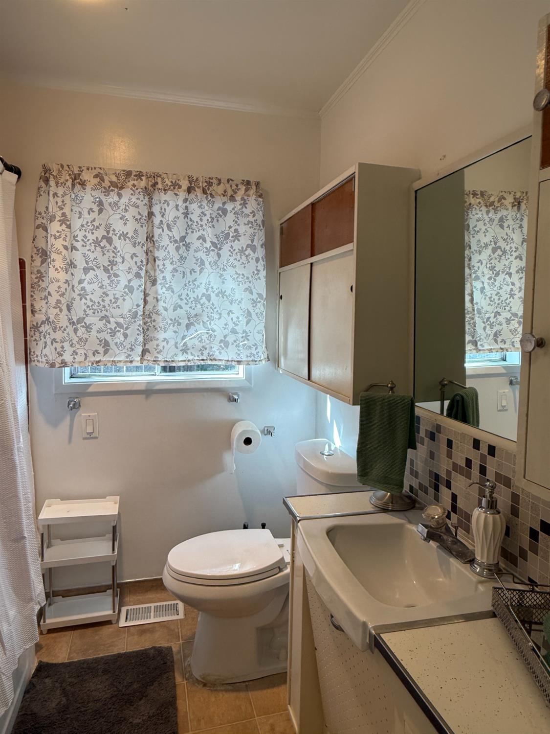 Detail Gallery Image 9 of 15 For 1531 Princeton Ave, Stockton,  CA 95204 - 3 Beds | 2 Baths