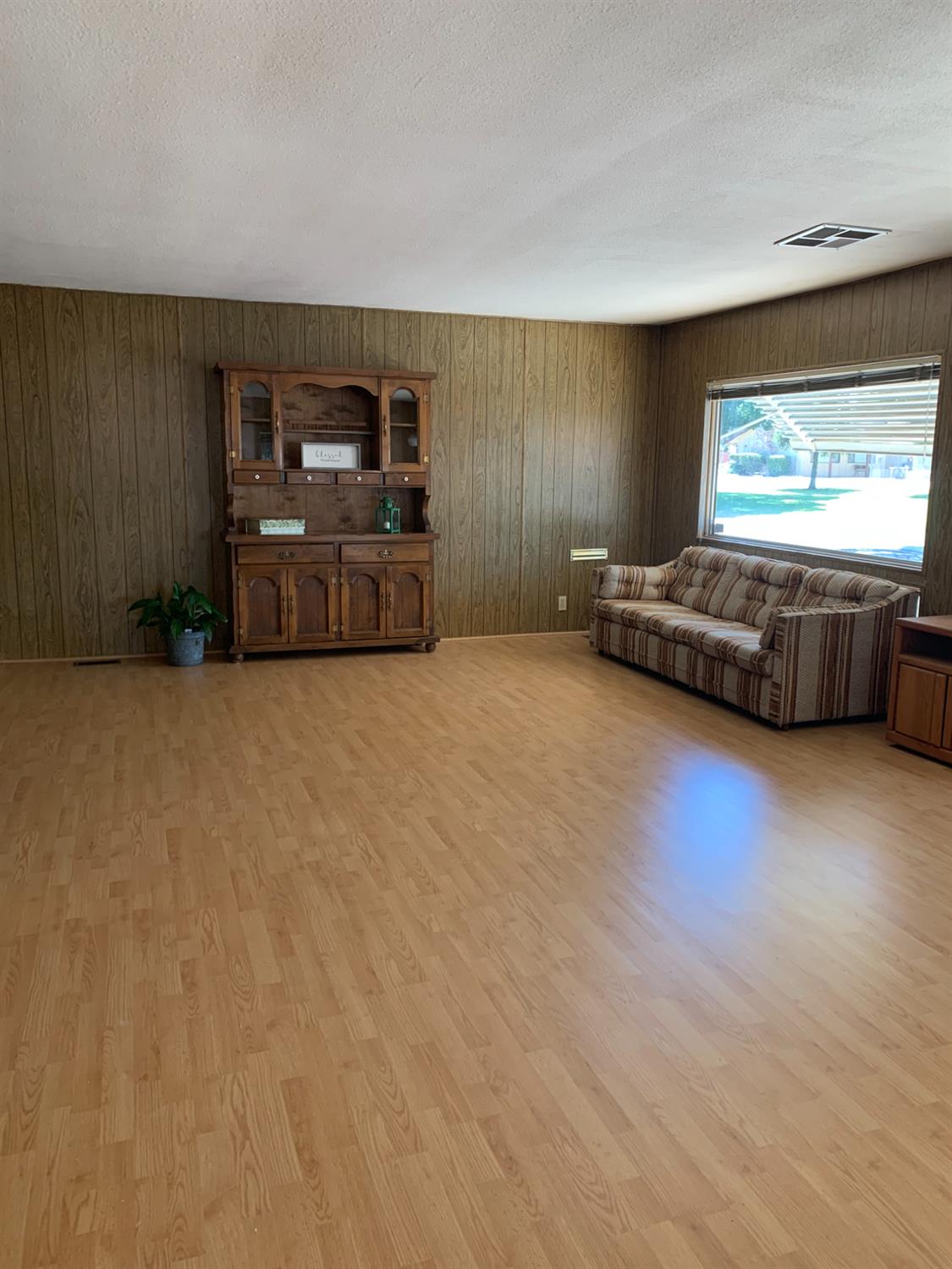 Detail Gallery Image 4 of 32 For 2121 Viking Ln, Modesto,  CA 95350 - 2 Beds | 2 Baths