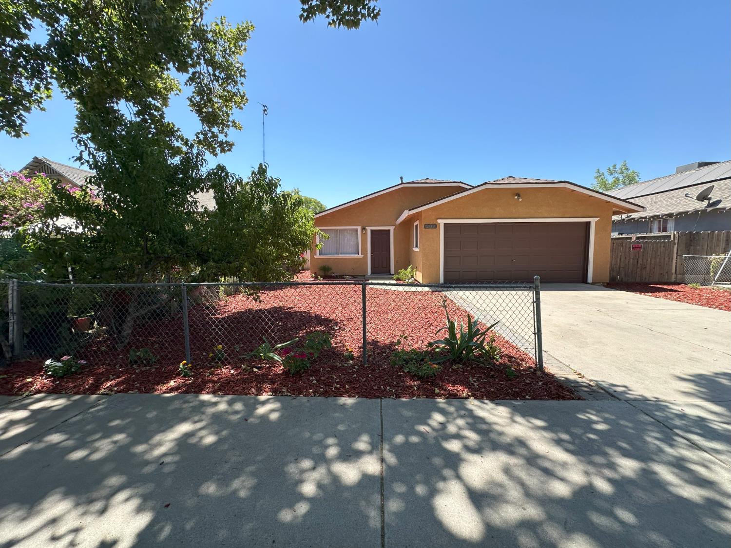 Detail Gallery Image 2 of 31 For 209 Pine St, Modesto,  CA 95351 - 3 Beds | 2 Baths