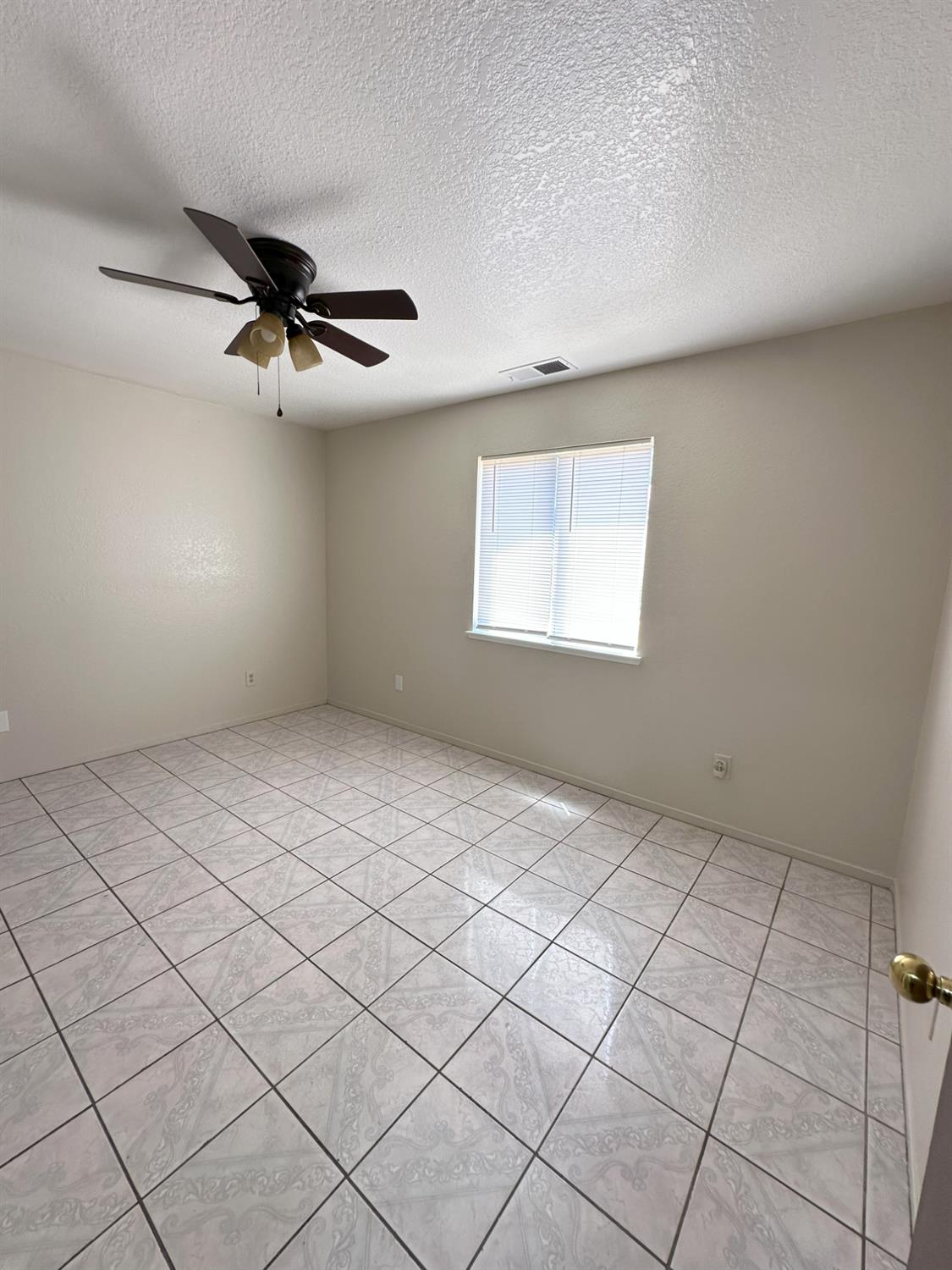 Detail Gallery Image 18 of 31 For 209 Pine St, Modesto,  CA 95351 - 3 Beds | 2 Baths