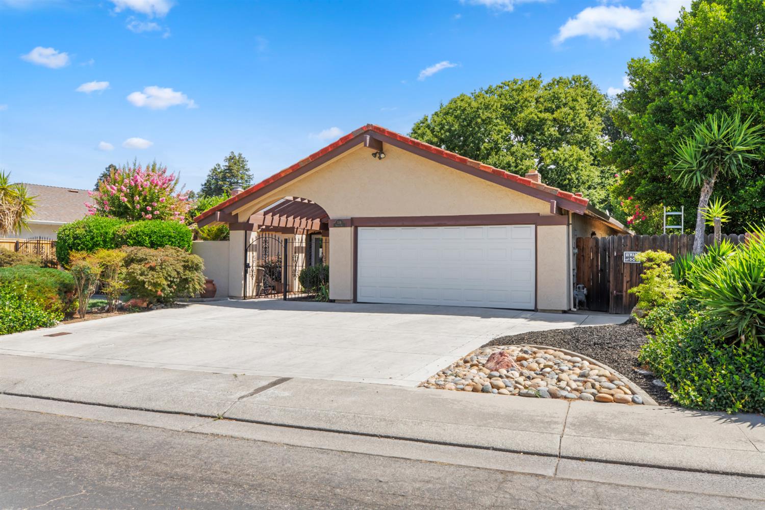 Detail Gallery Image 2 of 34 For 5316 Bellini Way, Stockton,  CA 95207 - 4 Beds | 2 Baths
