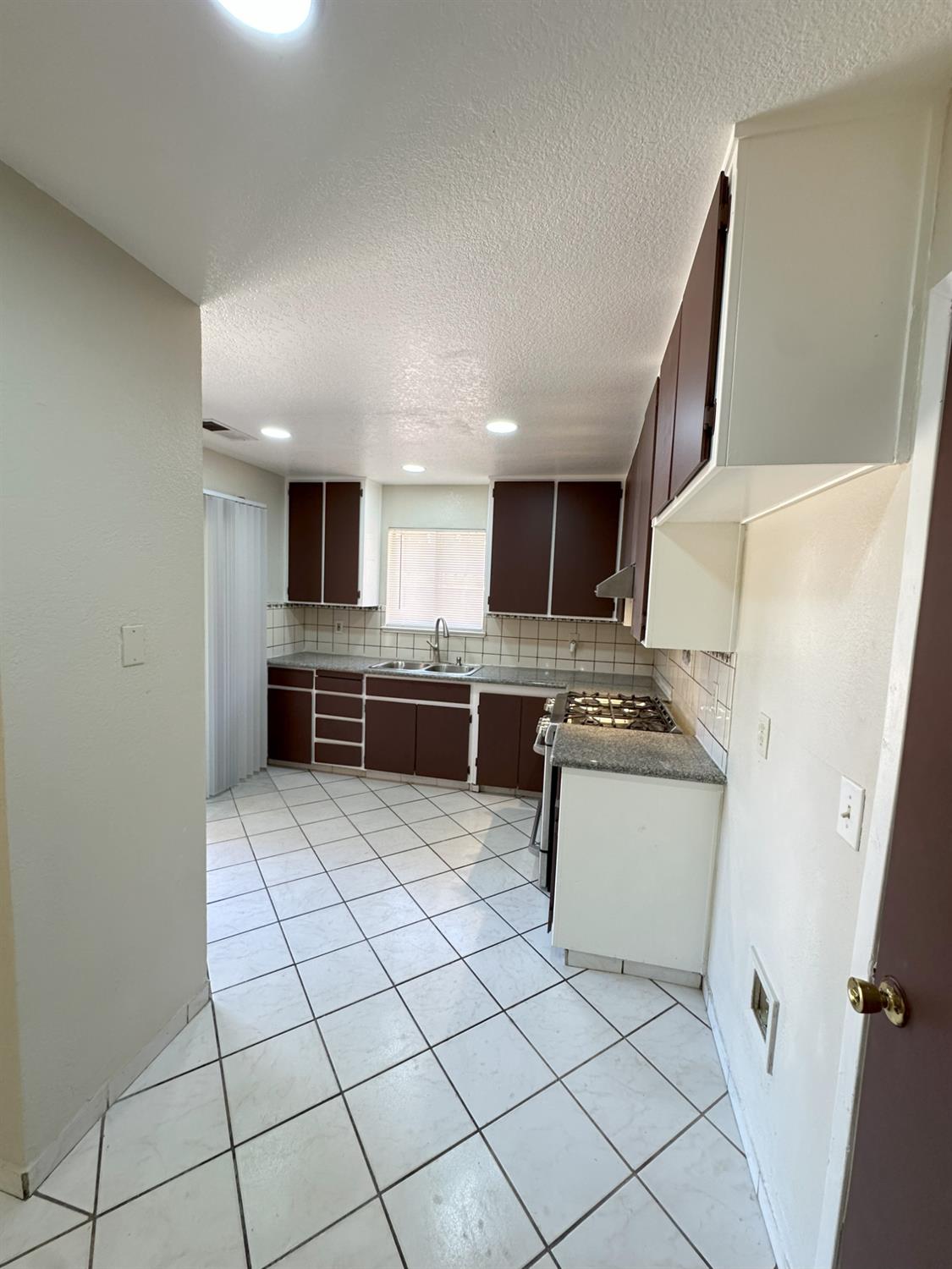 Detail Gallery Image 9 of 31 For 209 Pine St, Modesto,  CA 95351 - 3 Beds | 2 Baths