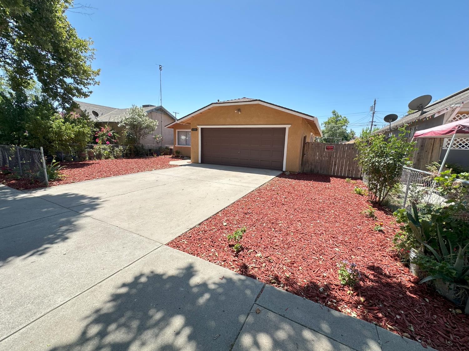 Detail Gallery Image 3 of 31 For 209 Pine St, Modesto,  CA 95351 - 3 Beds | 2 Baths