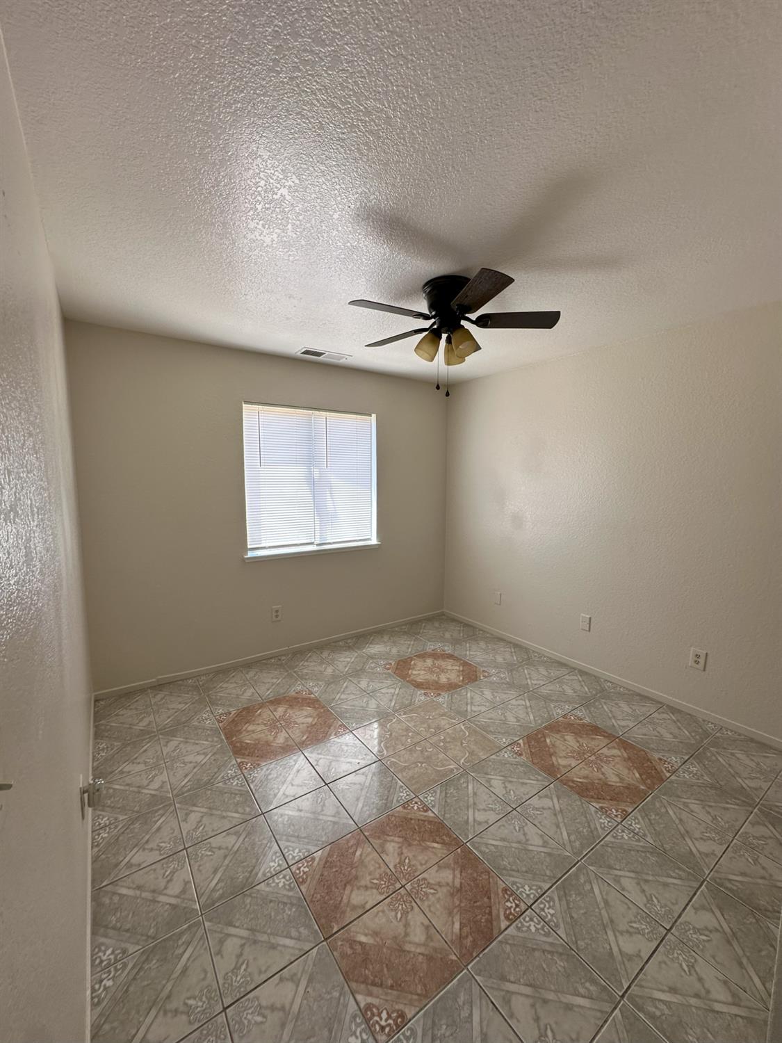 Detail Gallery Image 17 of 31 For 209 Pine St, Modesto,  CA 95351 - 3 Beds | 2 Baths