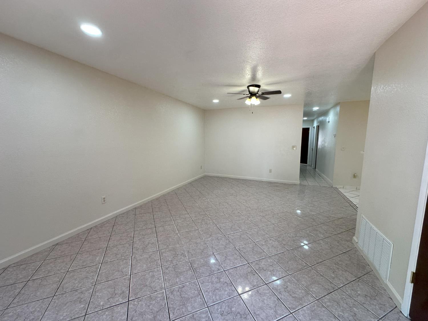 Detail Gallery Image 5 of 31 For 209 Pine St, Modesto,  CA 95351 - 3 Beds | 2 Baths