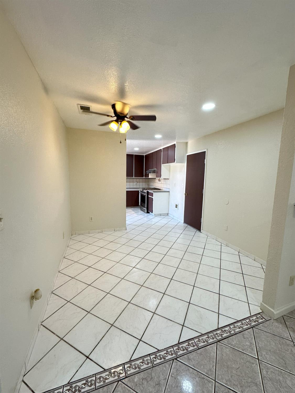 Detail Gallery Image 7 of 31 For 209 Pine St, Modesto,  CA 95351 - 3 Beds | 2 Baths