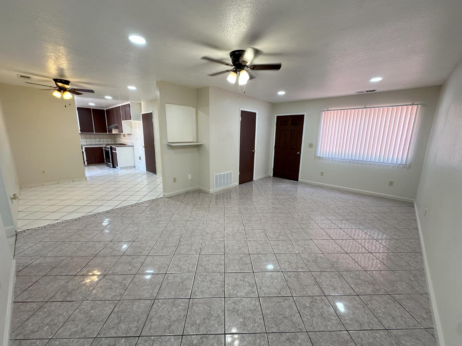 Detail Gallery Image 6 of 31 For 209 Pine St, Modesto,  CA 95351 - 3 Beds | 2 Baths