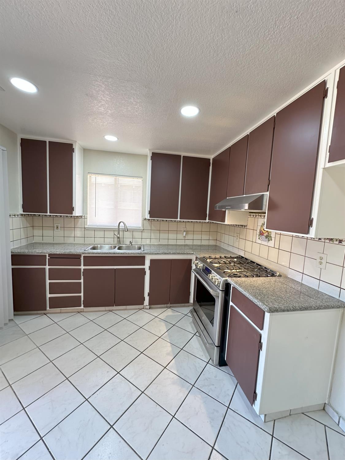 Detail Gallery Image 10 of 31 For 209 Pine St, Modesto,  CA 95351 - 3 Beds | 2 Baths