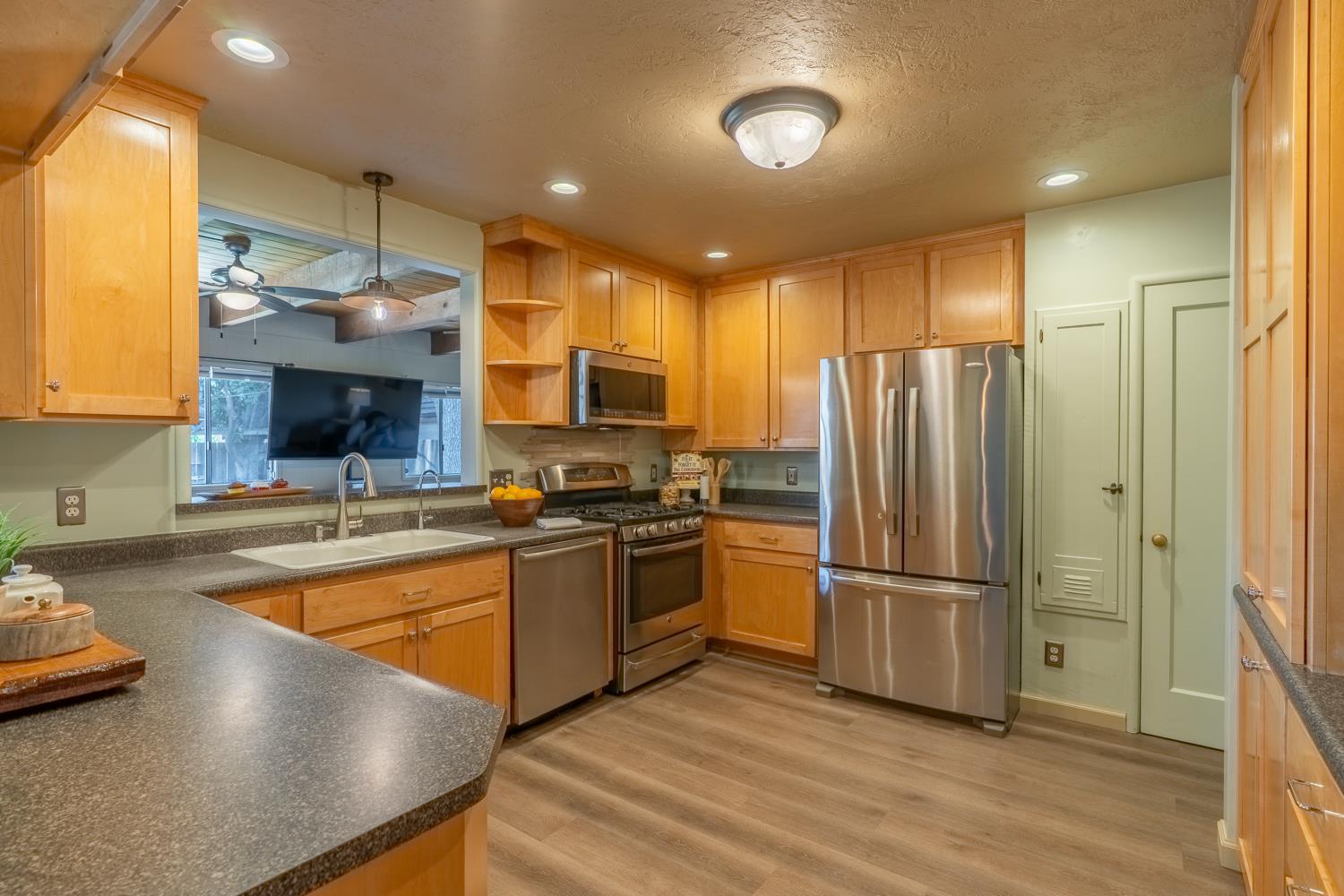 Detail Gallery Image 3 of 29 For 417 Rowland Ave, Modesto,  CA 95354 - 3 Beds | 2 Baths