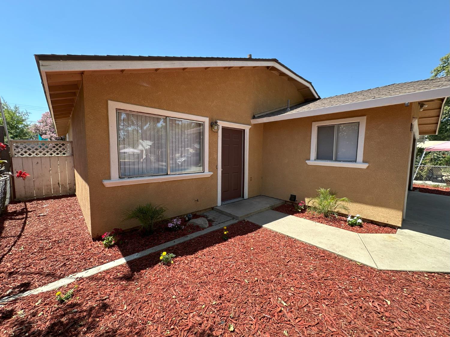 Detail Gallery Image 4 of 31 For 209 Pine St, Modesto,  CA 95351 - 3 Beds | 2 Baths