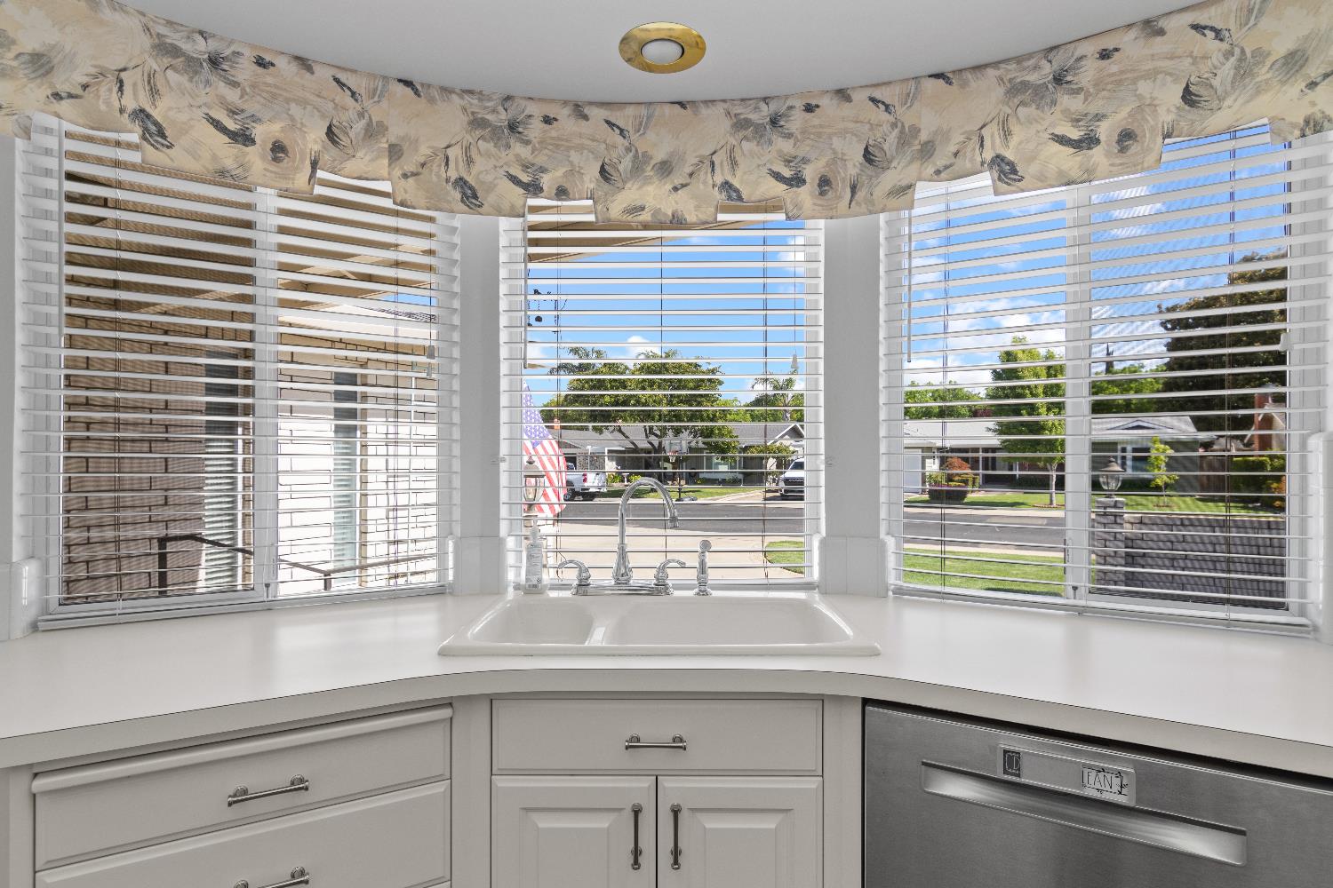 Detail Gallery Image 6 of 41 For 1909 Rockford Ave, Modesto,  CA 95355 - 3 Beds | 3 Baths