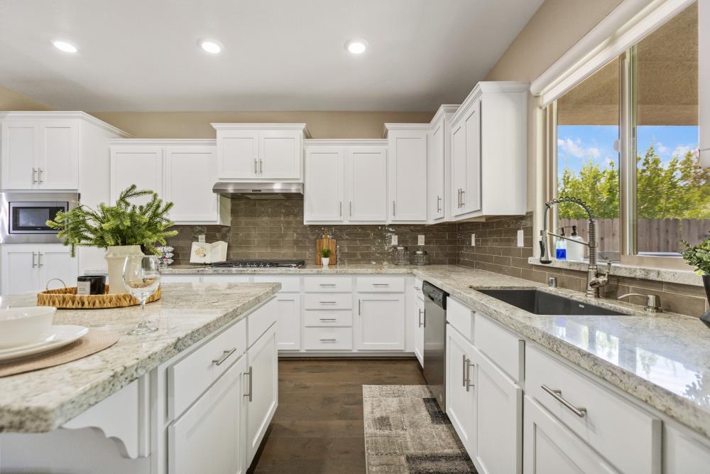 Detail Gallery Image 17 of 89 For 981 Dusty Stone Loop, Rocklin,  CA 95765 - 5 Beds | 5 Baths