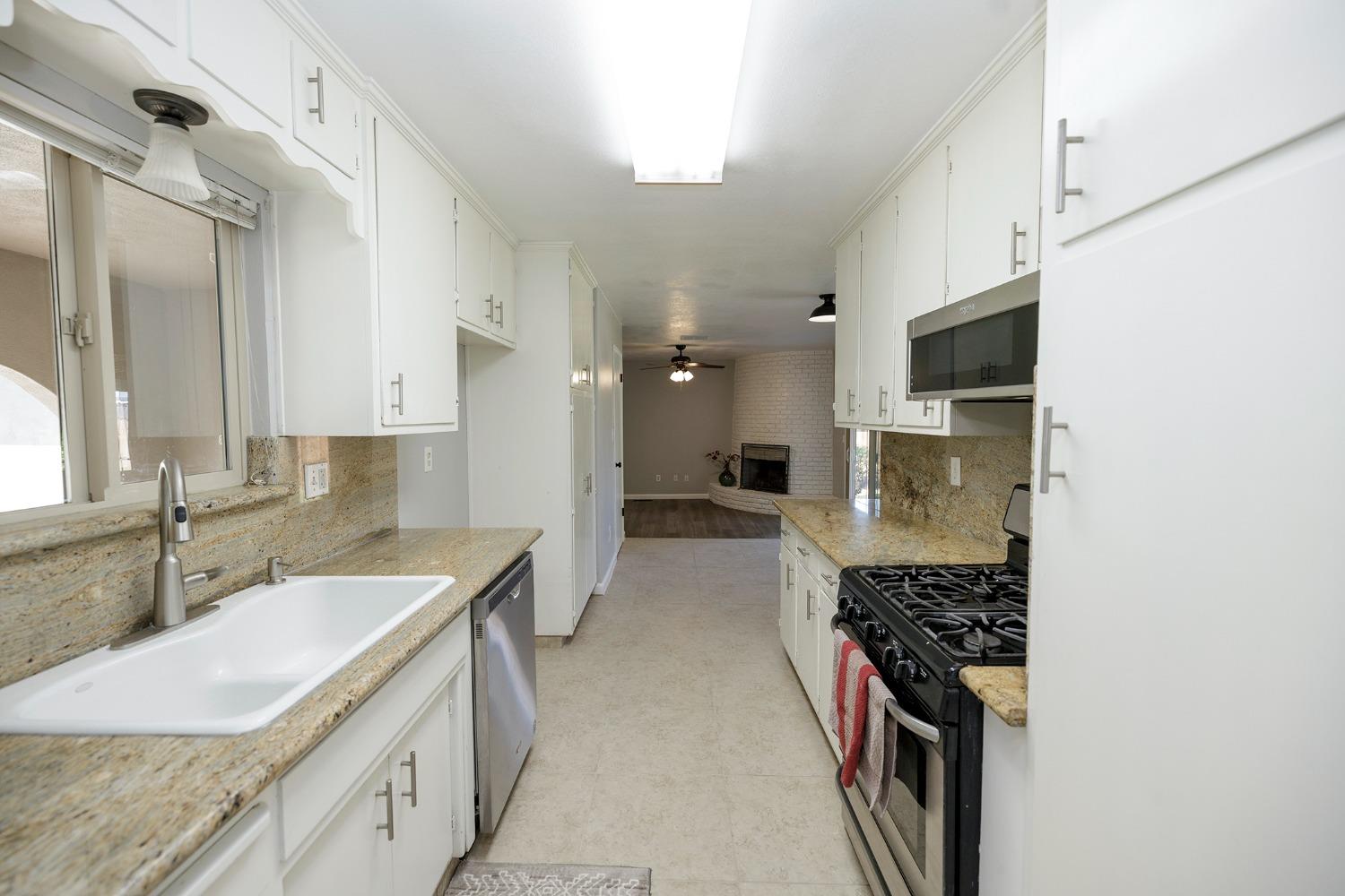 Detail Gallery Image 16 of 66 For 2404 San Domingo Way, Modesto,  CA 95355 - 3 Beds | 2 Baths