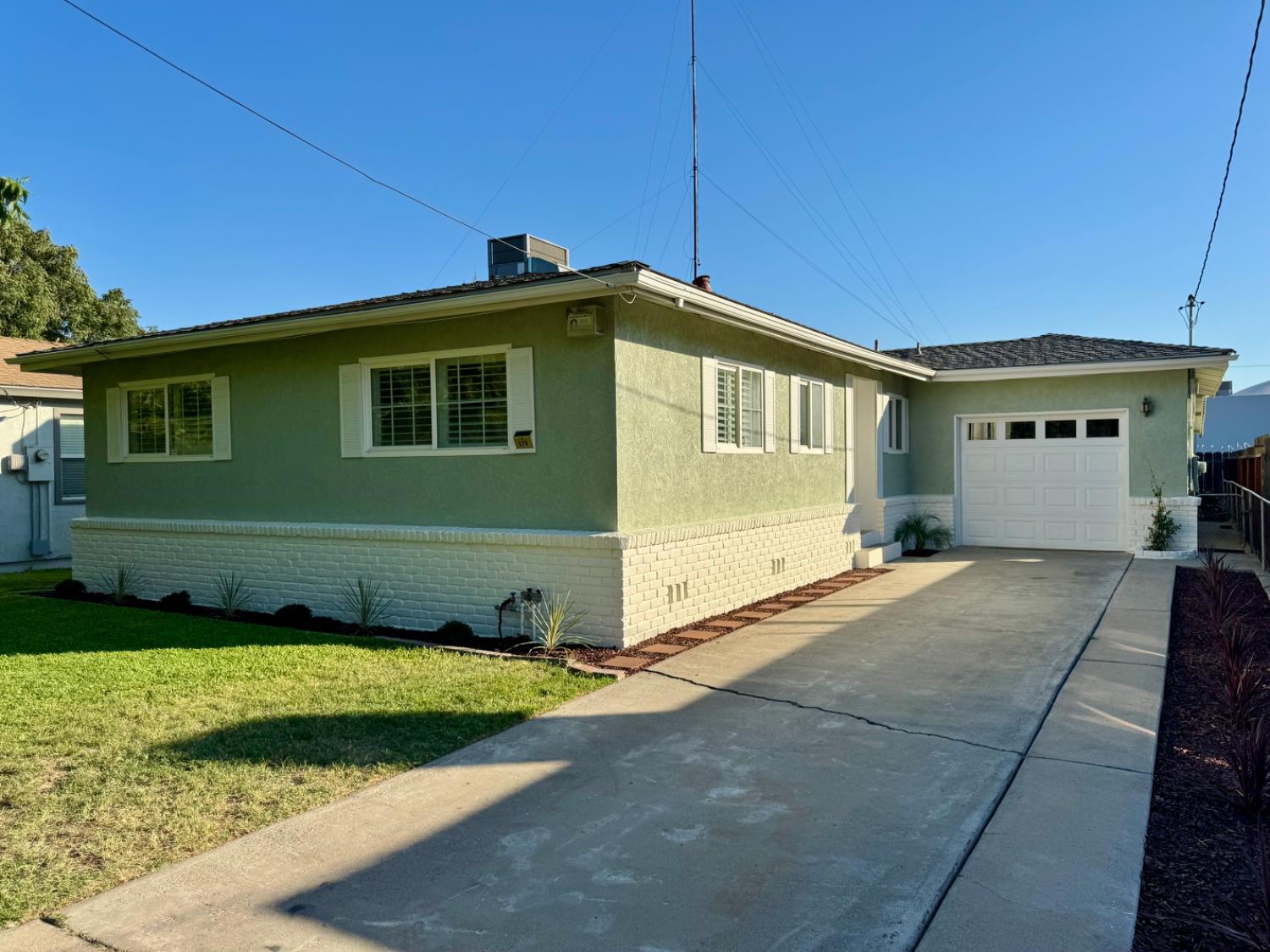Detail Gallery Image 1 of 36 For 570 S Minaret Ave, Turlock,  CA 95380 - 3 Beds | 1 Baths