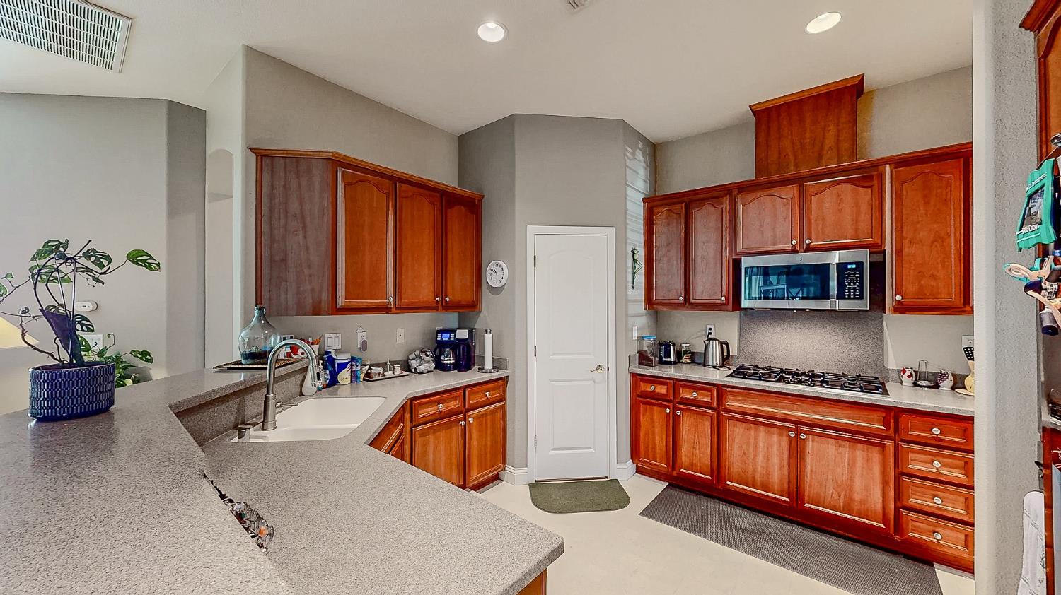 Detail Gallery Image 9 of 29 For 1863 Vintage Cir, Oakdale,  CA 95361 - 3 Beds | 2 Baths