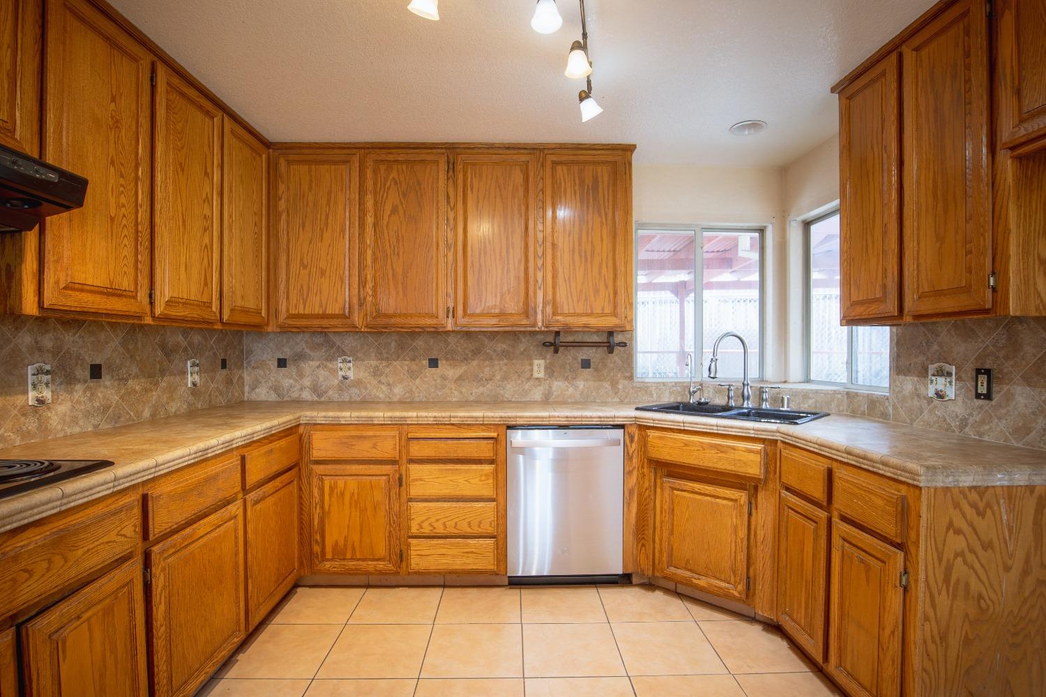 Detail Gallery Image 8 of 70 For 277 Garden Circle Dr, Manteca,  CA 95336 - 3 Beds | 2 Baths