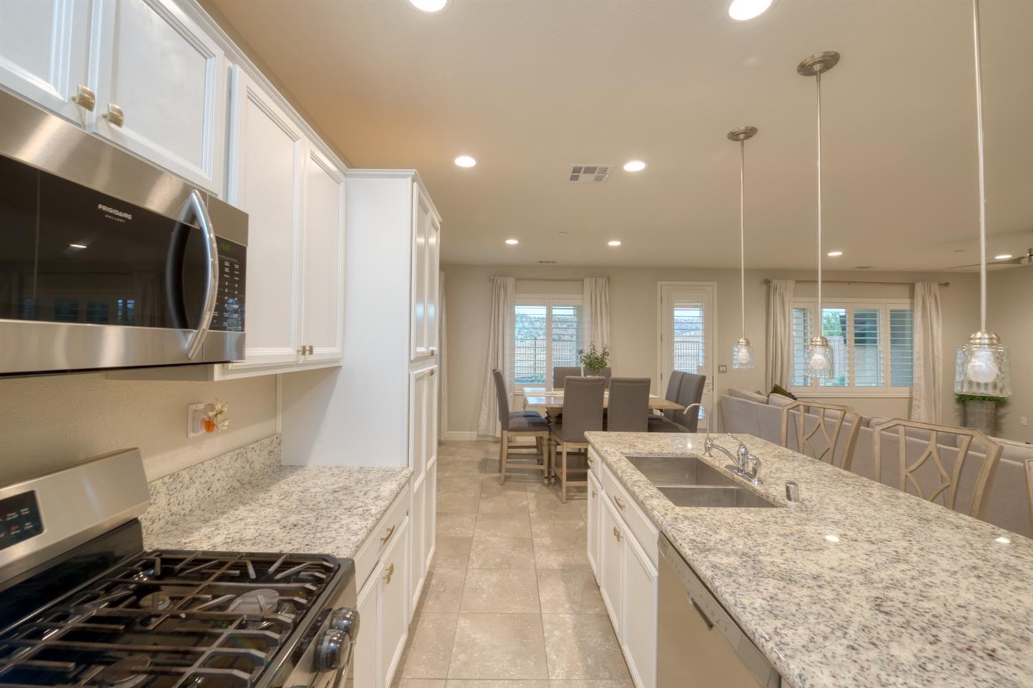 Detail Gallery Image 10 of 24 For 9678 Cabernet Ct, Patterson,  CA 95363 - 5 Beds | 3 Baths