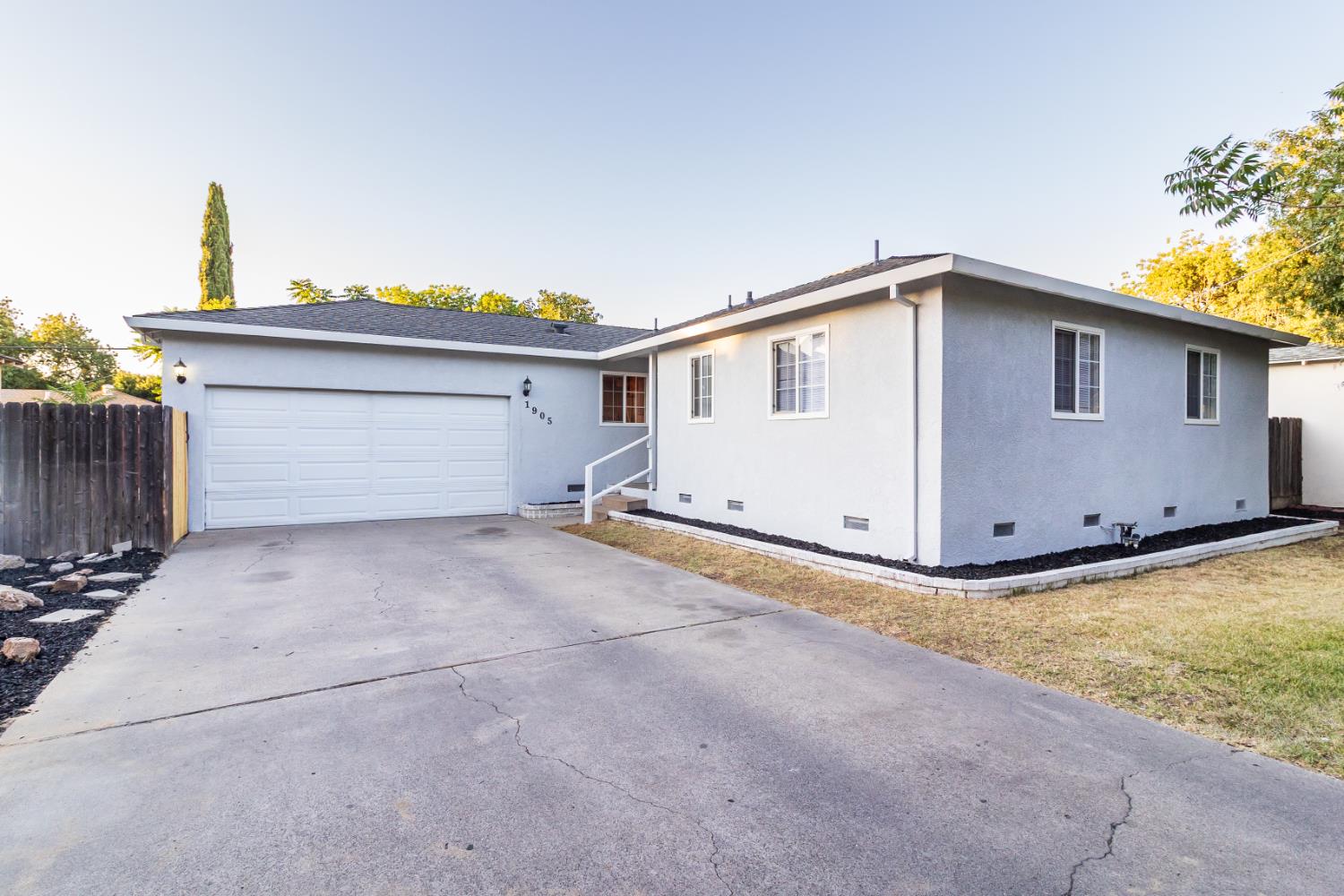 Detail Gallery Image 1 of 26 For 1905 Evergreen Ave, Modesto,  CA 95350 - 3 Beds | 2 Baths