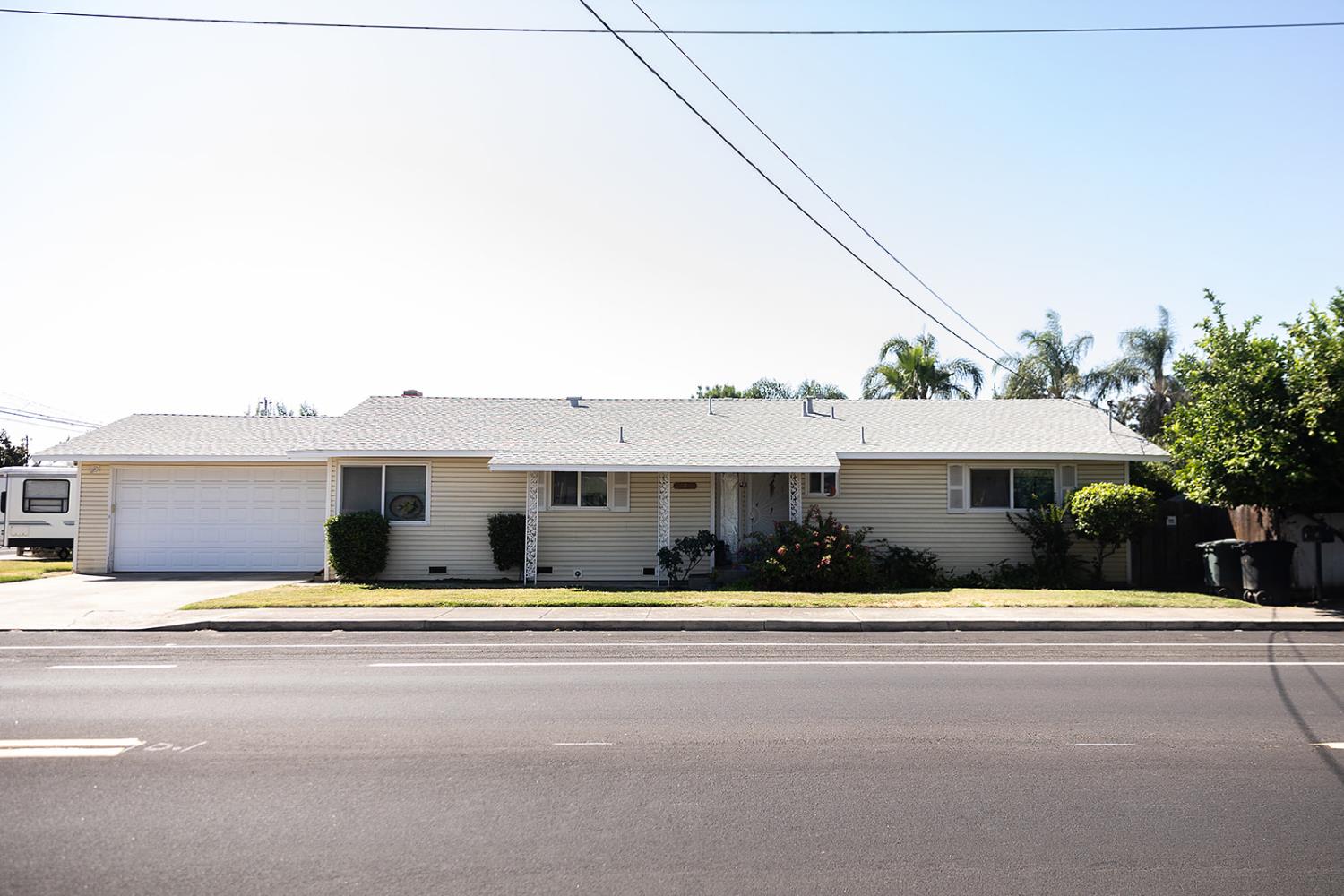Detail Gallery Image 3 of 6 For 679 E D St, Oakdale,  CA 95361 - 3 Beds | 2 Baths