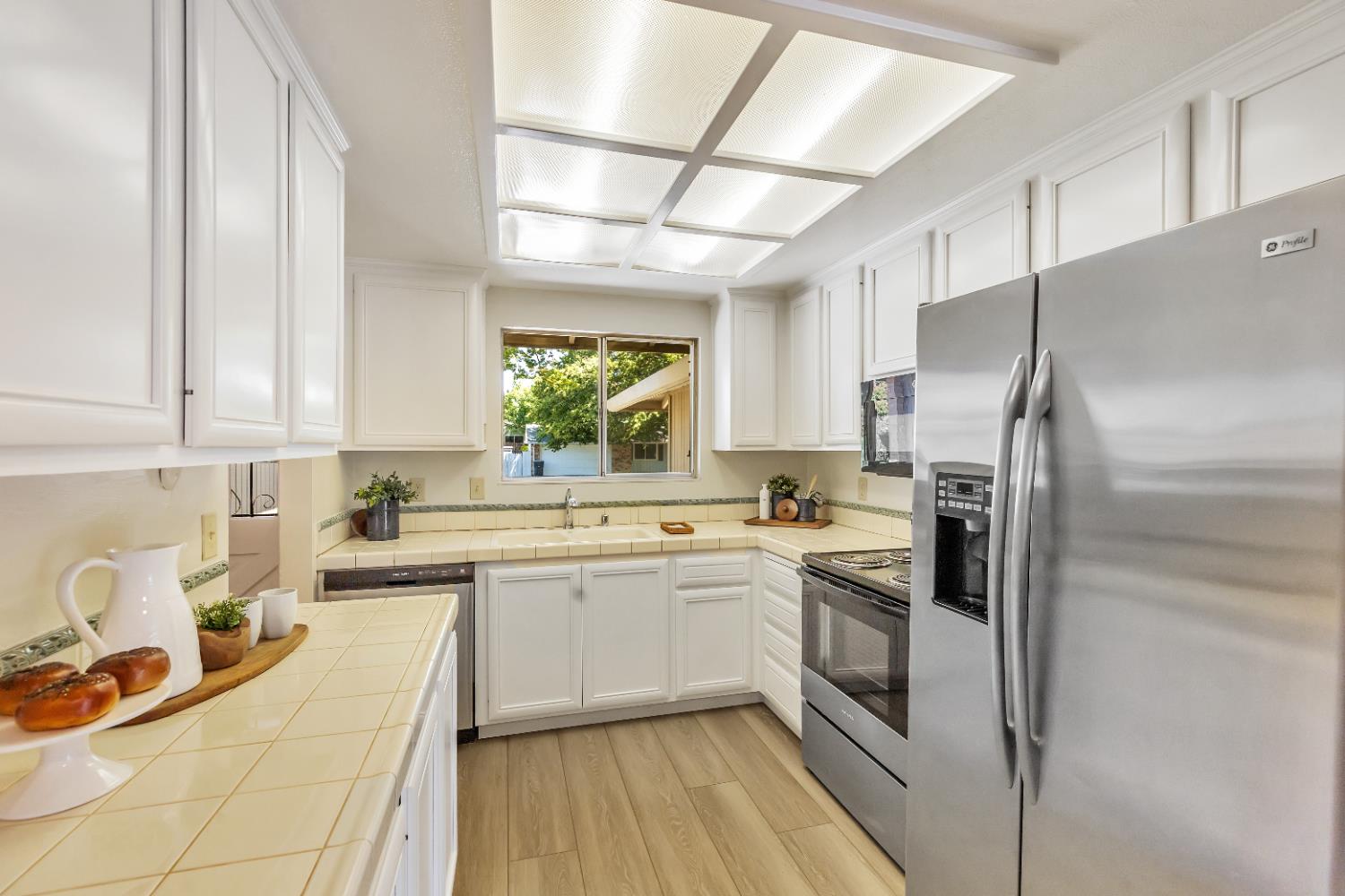 Detail Gallery Image 8 of 33 For 8808 Fallbrook Way, Sacramento,  CA 95826 - 4 Beds | 2 Baths