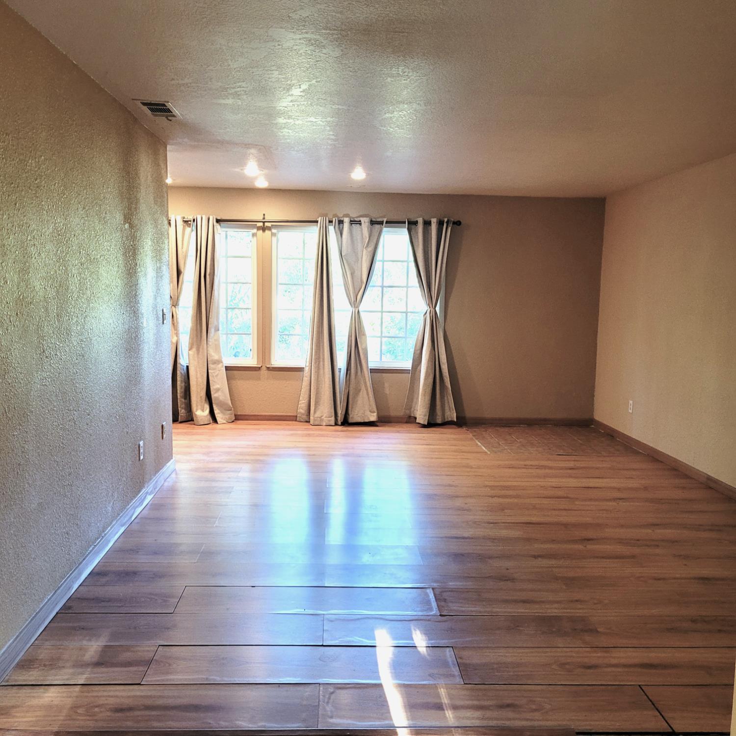 Detail Gallery Image 7 of 23 For 3010 Oregon Ct, Stockton,  CA 95204 - 4 Beds | 2 Baths