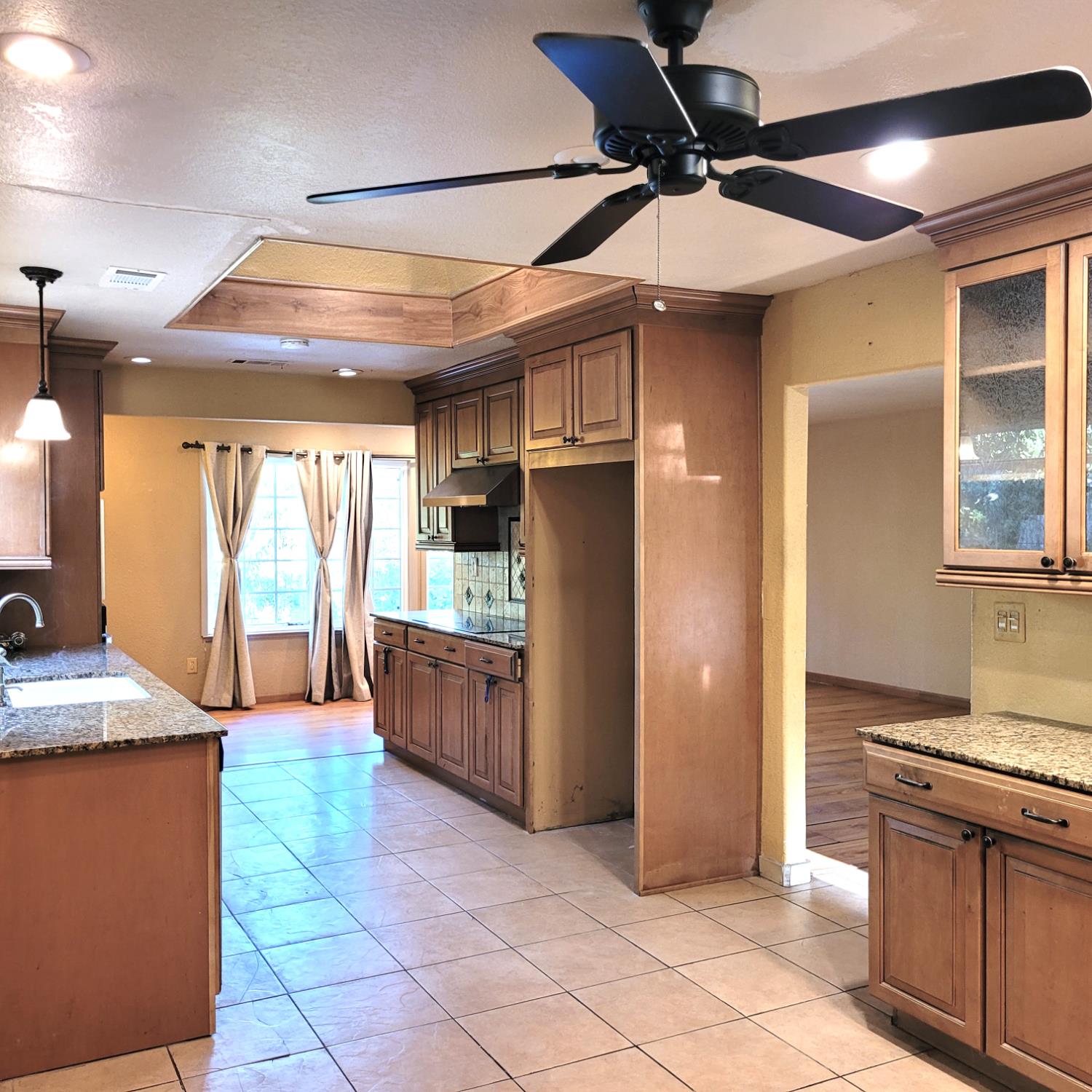 Detail Gallery Image 4 of 23 For 3010 Oregon Ct, Stockton,  CA 95204 - 4 Beds | 2 Baths