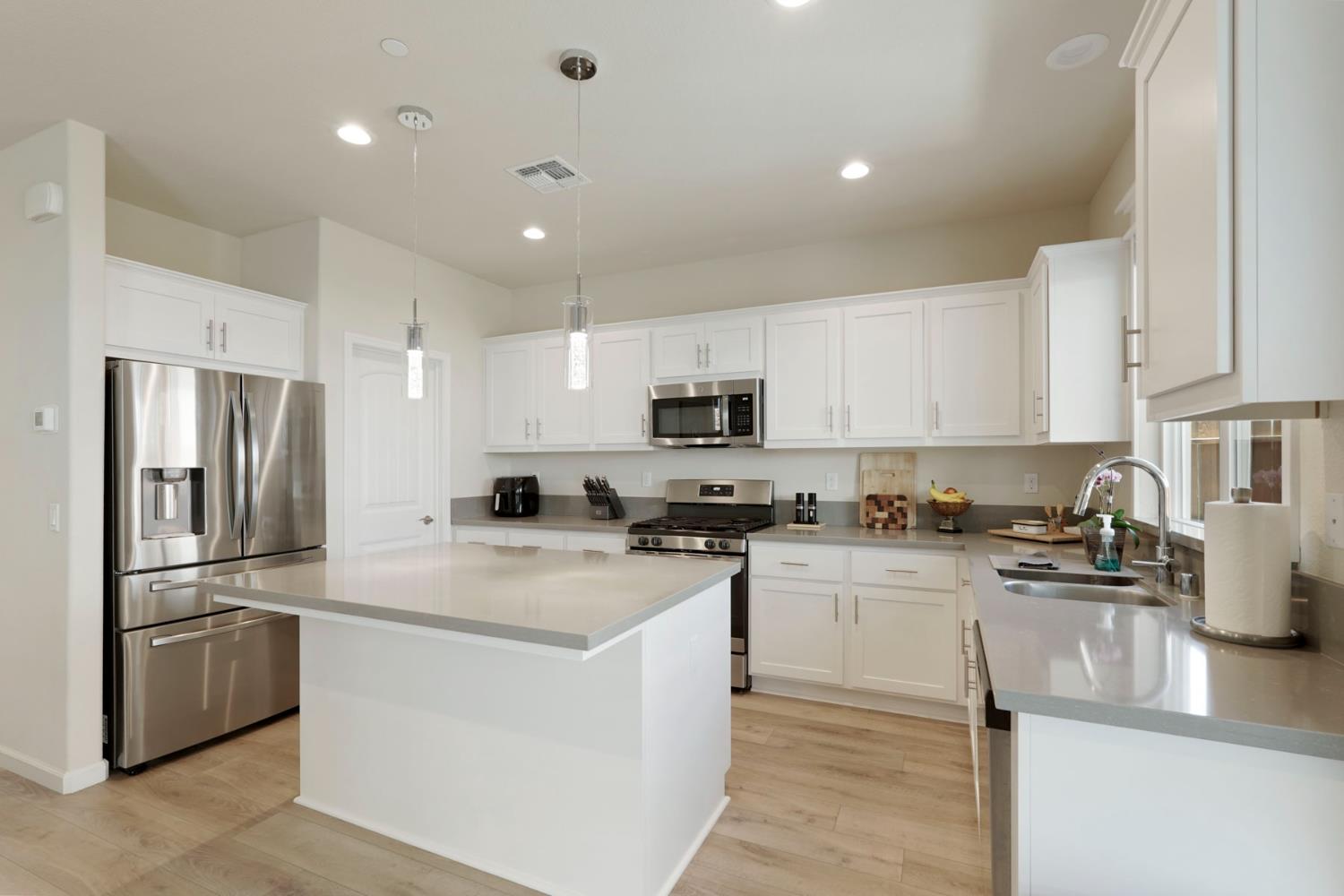 Detail Gallery Image 10 of 35 For 1517 Luminous St, Modesto,  CA 95356 - 4 Beds | 2/1 Baths