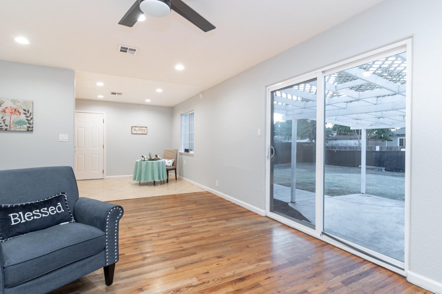 Detail Gallery Image 5 of 26 For 1905 Evergreen Ave, Modesto,  CA 95350 - 3 Beds | 2 Baths
