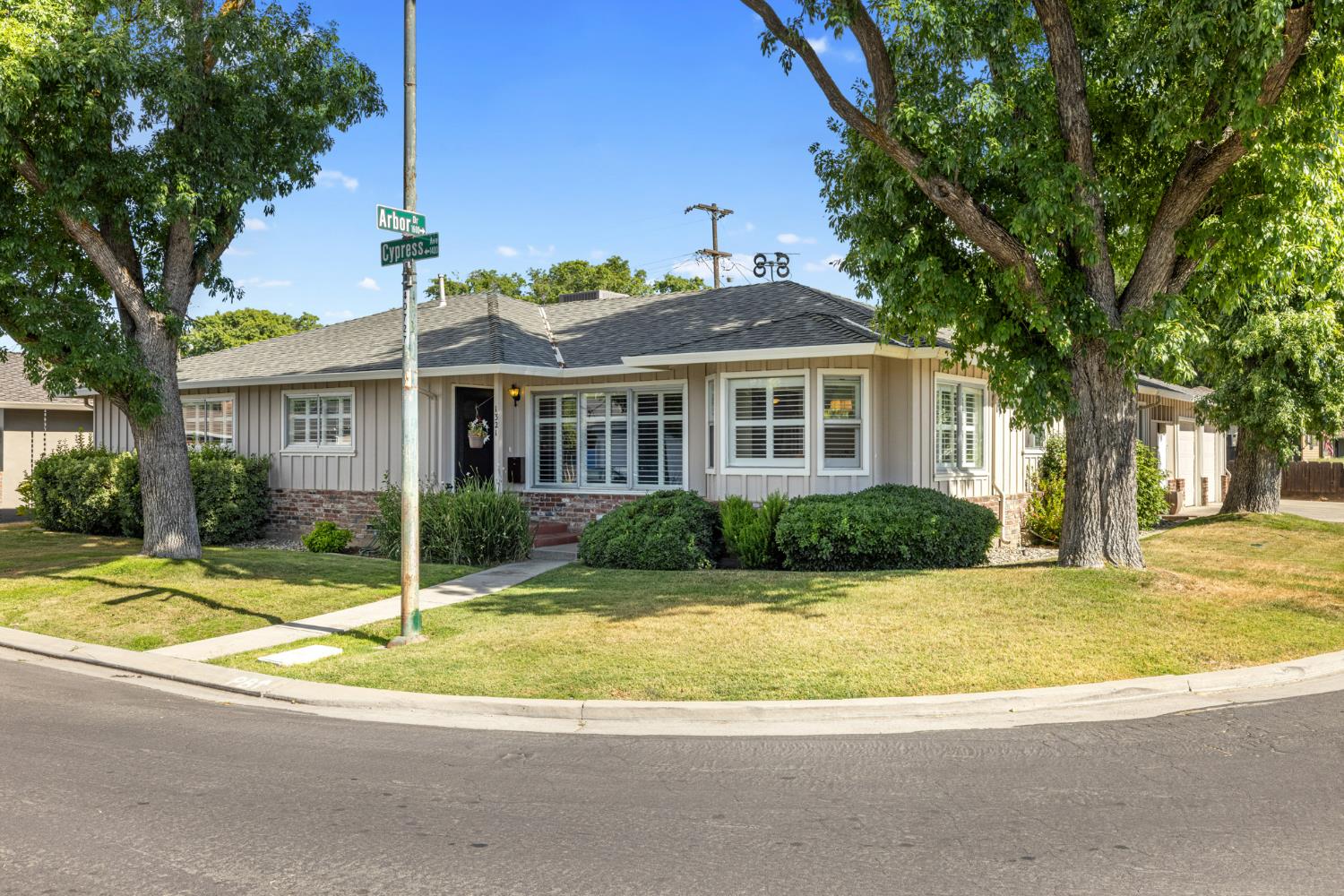 Detail Gallery Image 4 of 43 For 1321 Cypress Ave, Modesto,  CA 95350 - 3 Beds | 2/1 Baths