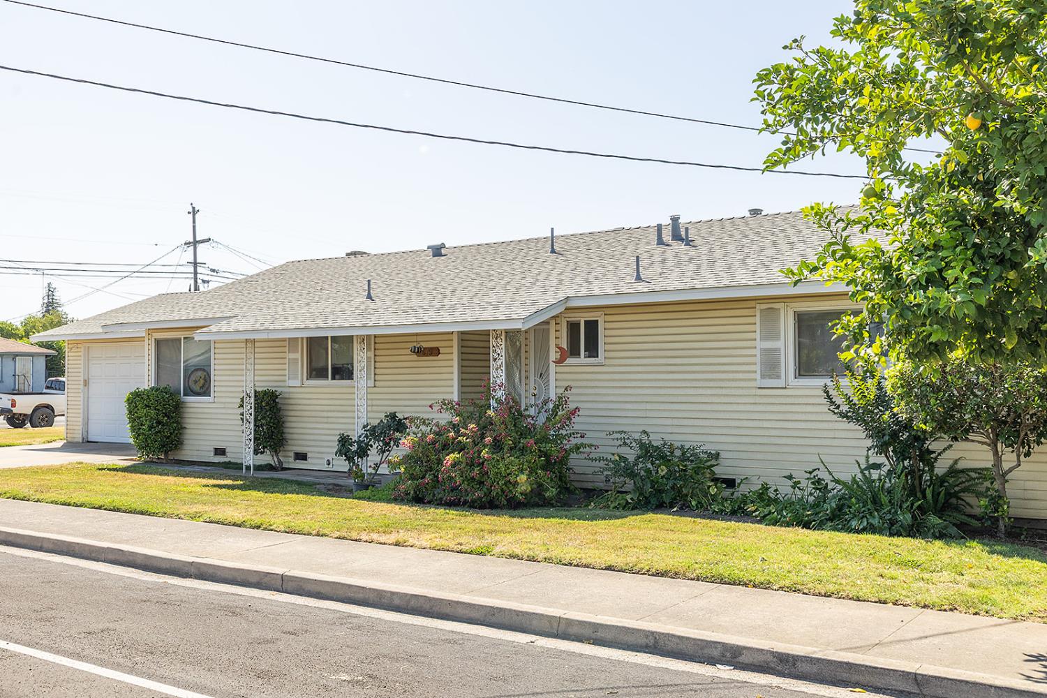 Detail Gallery Image 2 of 6 For 679 E D St, Oakdale,  CA 95361 - 3 Beds | 2 Baths