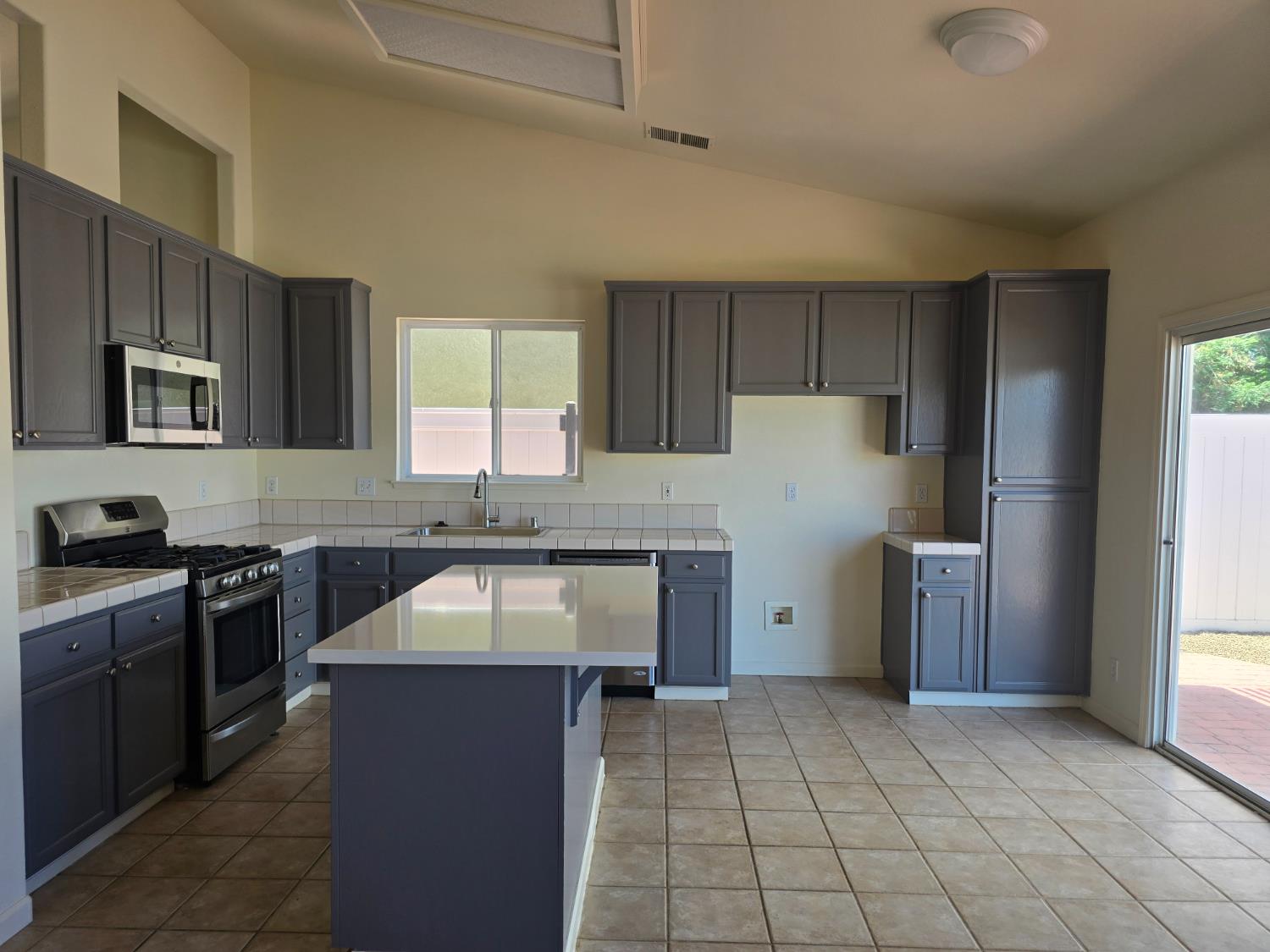 Detail Gallery Image 7 of 18 For 5509 Pountsmonth Dr, Salida,  CA 95368 - 4 Beds | 2 Baths