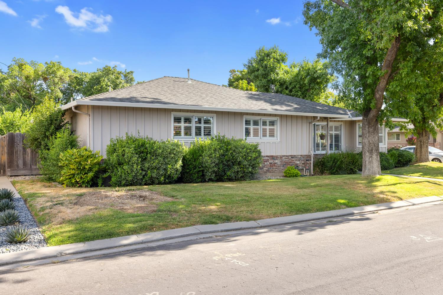 Detail Gallery Image 3 of 43 For 1321 Cypress Ave, Modesto,  CA 95350 - 3 Beds | 2/1 Baths