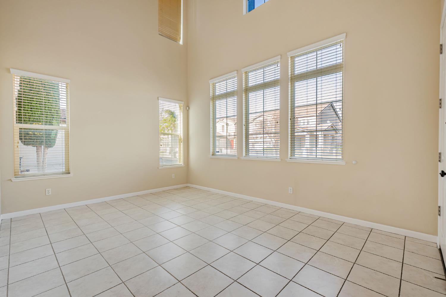 Detail Gallery Image 7 of 42 For 17002 Pecan Hollow Way, Lathrop,  CA 95330 - 4 Beds | 2/1 Baths