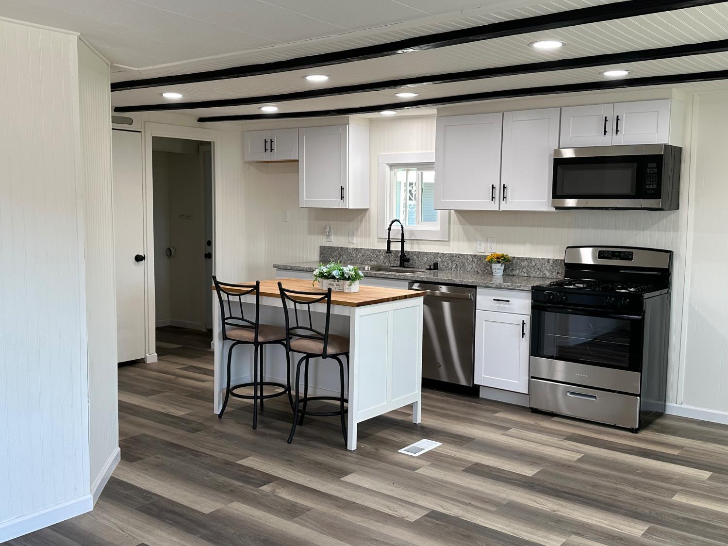 Detail Gallery Image 2 of 20 For 18450 N Hwy 88 60, Lockeford,  CA 95237 - 3 Beds | 2 Baths