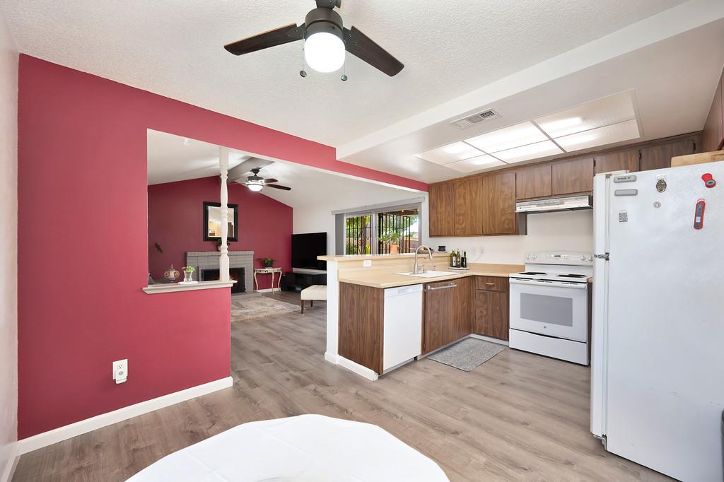 Detail Gallery Image 11 of 29 For 4200 Rose Valley Way, Sacramento,  CA 95826 - 3 Beds | 2 Baths