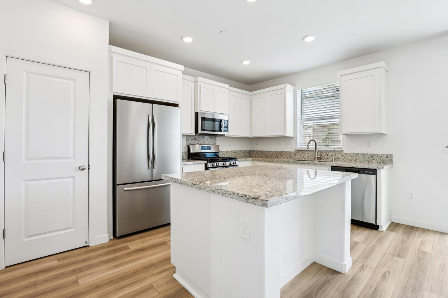 Detail Gallery Image 10 of 31 For 4417 Neptune Cir, Folsom,  CA 95630 - 3 Beds | 2/1 Baths